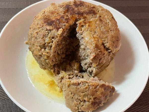 「肉汁爆弾」「この発想はなかった」　混ぜるのが面倒になったハンバーグを…