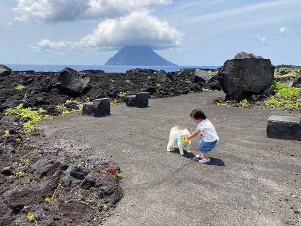 景色より目立つ！？　雄大な光景を撮影したのに、愛犬にしか目がいかない