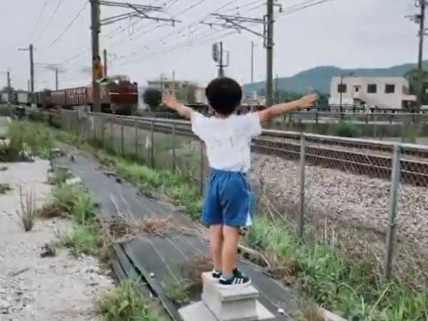 貨物列車が好きな男の子　線路沿いで手を振っていると？　「素敵な映像」「うるっとした」