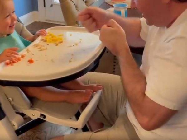 父親の『動き』にご注目！　親子の動画に「素敵すぎる」「絶対笑っちゃう」