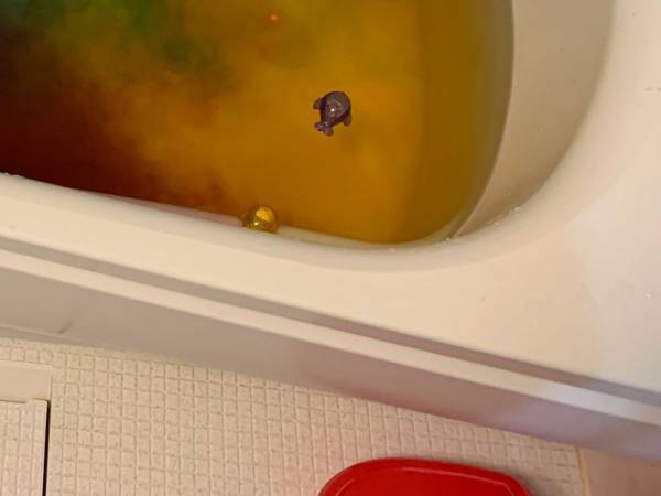 遊んで学べる入浴剤　娘の好奇心があふれた結果「いや、君のせいやがな」