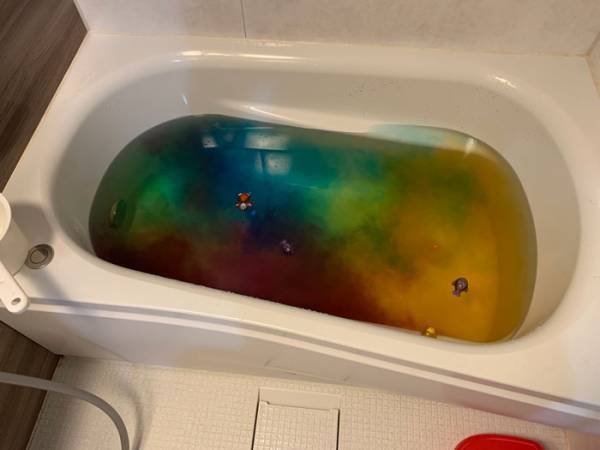 遊んで学べる入浴剤　娘の好奇心があふれた結果「いや、君のせいやがな」