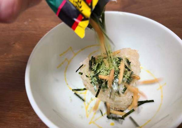 セブンイレブンの『わさびめし』を茶漬けにしたら？　「これはやばい！」