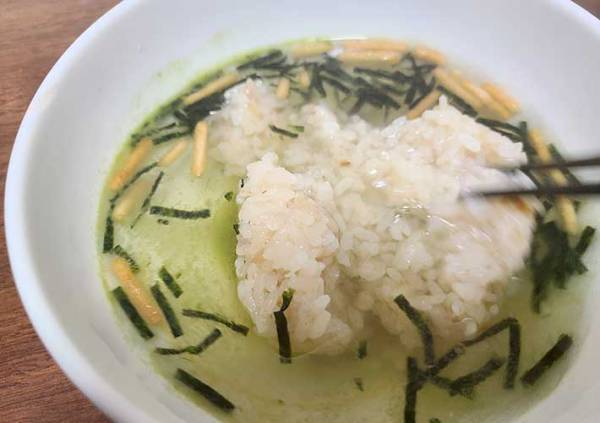セブンイレブンの『わさびめし』を茶漬けにしたら？　「これはやばい！」