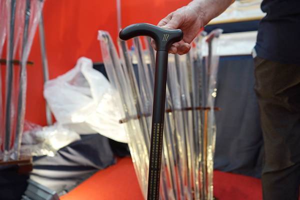 仕込み杖を売っている『つえ屋』　真っ白な巻物が出てきたと思ったら？