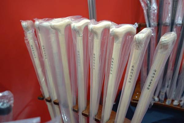 仕込み杖を売っている『つえ屋』　真っ白な巻物が出てきたと思ったら？