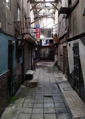 「入ったら異世界に飛ばされそう」　商店街の看板に書かれた文字と現実とのギャップがすごい