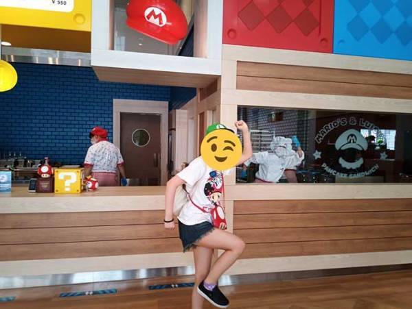 「気付いた瞬間吹き出した」　USJで撮った写真、右側に写っていたのは？