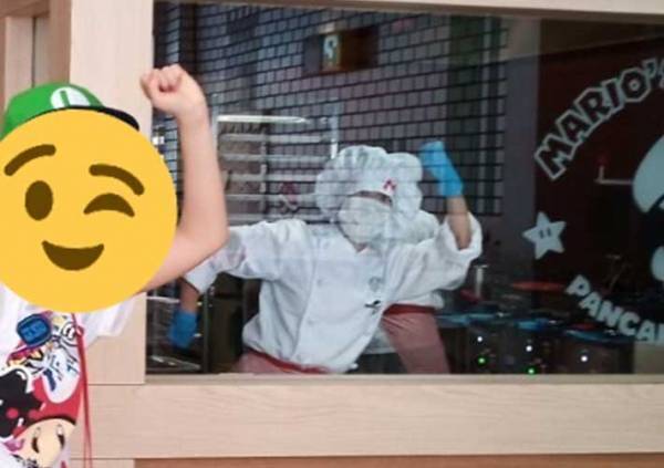 「気付いた瞬間吹き出した」　USJで撮った写真、右側に写っていたのは？