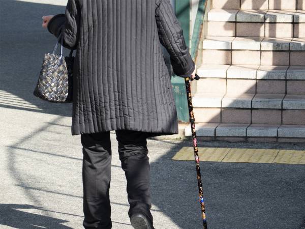 見知らぬおばあちゃんに、顔をじっと見られた…　何かと思ったら突然？