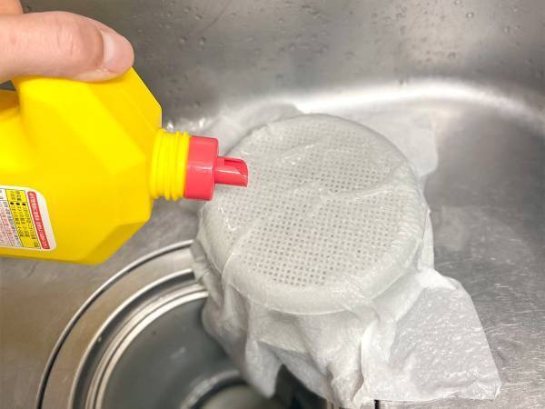 「キッチンペーパーできれいになるよ」　排水口そうじの裏ワザに９万人が『いいね』