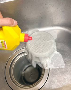 「キッチンペーパーできれいになるよ」　排水口そうじの裏ワザに９万人が『いいね』