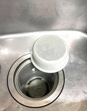 「キッチンペーパーできれいになるよ」　排水口そうじの裏ワザに９万人が『いいね』