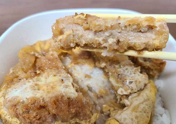 セブンイレブンのカツ丼はうまい？　チルドの商品を食べてみると…