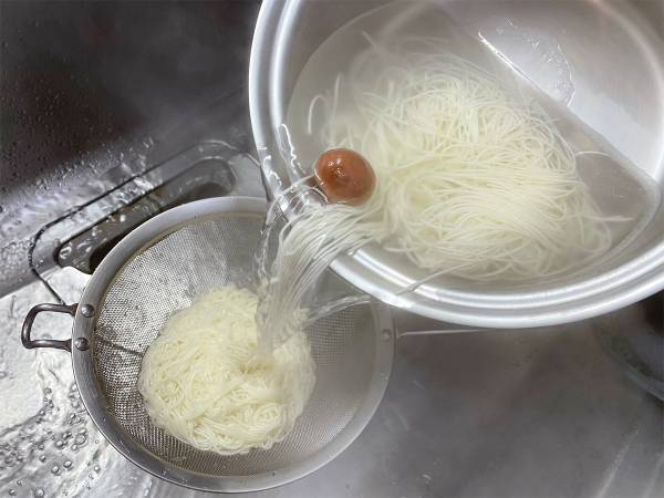 素麺をゆでる時、梅干しを入れるだけで？　Twitterの投稿に２６万人が『いいね』