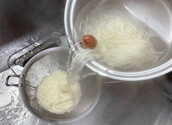 素麺をゆでる時、梅干しを入れるだけで？　Twitterの投稿に２６万人が『いいね』