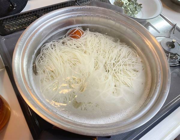 素麺をゆでる時、梅干しを入れるだけで？　Twitterの投稿に２６万人が『いいね』