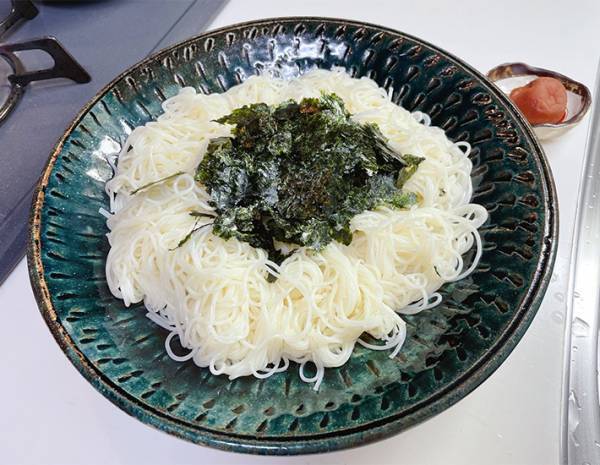 素麺をゆでる時、梅干しを入れるだけで？　Twitterの投稿に２６万人が『いいね』