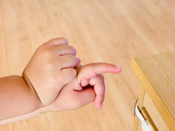 ２歳娘の手を写したら？　「破壊力バツグン」「見ているだけで幸せ」