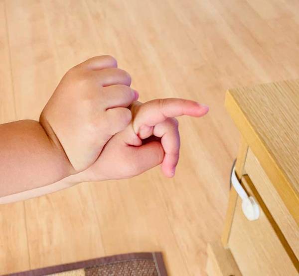２歳娘の手を写したら？　「破壊力バツグン」「見ているだけで幸せ」