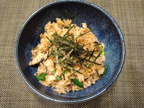 『ゴロっ！』としたサバが旨い！ パパッと作れる『サバ缶DE炊き込みご飯』の作り方は…