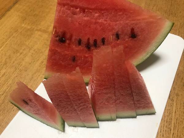 フォークも爪楊枝もいらない！スイカをある切り方にすると超絶便利だった！