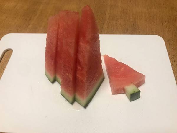 フォークも爪楊枝もいらない！スイカをある切り方にすると超絶便利だった！