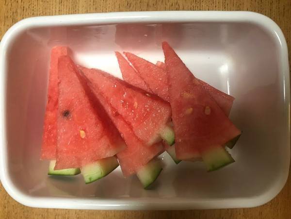 フォークも爪楊枝もいらない！スイカをある切り方にすると超絶便利だった！