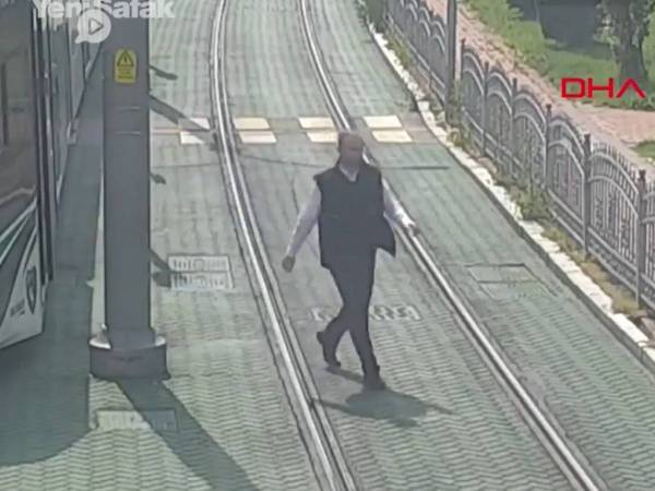 路面電車が駅じゃない場所で停車し、運転士が降りた？　理由に称賛の声