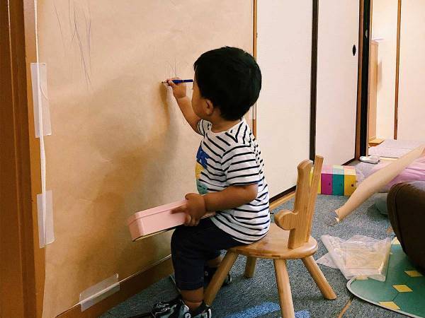 どこにでも絵を描く息子　母親の行動に「素敵」「これはナイスアイディア」