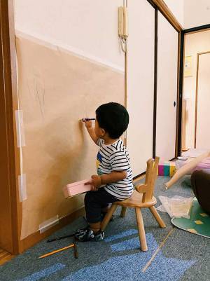 どこにでも絵を描く息子　母親の行動に「素敵」「これはナイスアイディア」