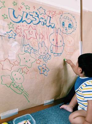 どこにでも絵を描く息子　母親の行動に「素敵」「これはナイスアイディア」