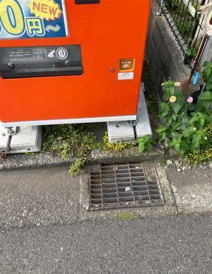 ８０円から飲み物を買える自販機のおつり返却口を見たら？　「緊張感しかない」