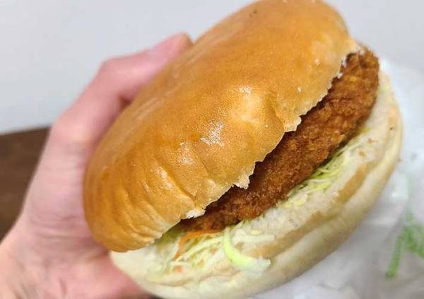 コメダ珈琲のハンバーガーをなめてはいけない　サイズ感に「視界の圧がすごい」