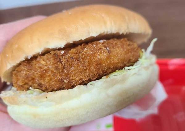 コメダ珈琲のハンバーガーをなめてはいけない　サイズ感に「視界の圧がすごい」