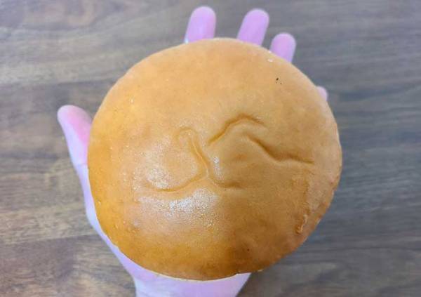 コメダ珈琲のハンバーガーをなめてはいけない　サイズ感に「視界の圧がすごい」