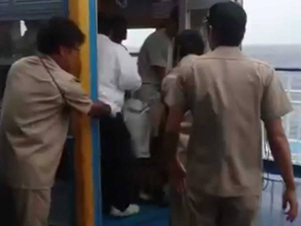 「初めて見た」「近未来感ある」　離島での乗下船方法がスリリングすぎた