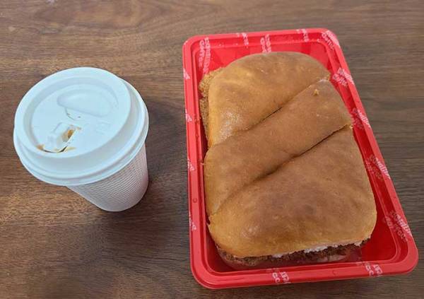 コメダ珈琲のカツサンドを注文すると…　「想像の５倍デカかった」