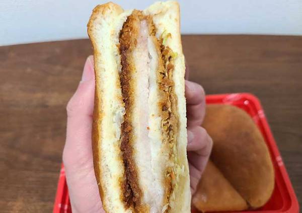 コメダ珈琲のカツサンドを注文すると…　「想像の５倍デカかった」