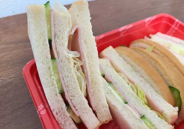 コメダ珈琲のサンドイッチに「噂通り」の声　メニューと実際の商品が…