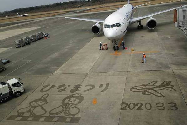 熊本県の飛行場に描かれた心温まるアート　実はこれまでにも…？