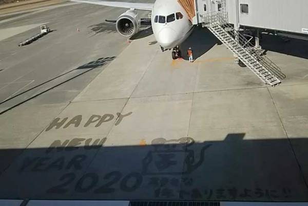 熊本県の飛行場に描かれた心温まるアート　実はこれまでにも…？