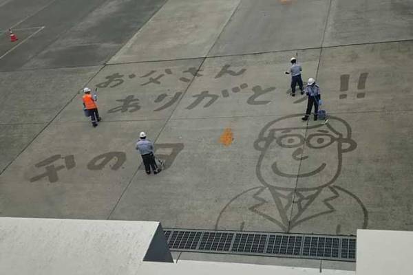 熊本県の飛行場に描かれた心温まるアート　実はこれまでにも…？