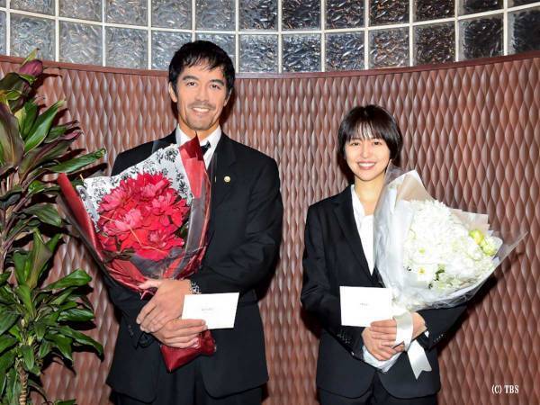 ドラゴン桜最終回！　阿部寛＆長澤まさみのクランクアップに生徒たちのサプライズ