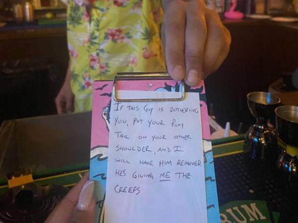 女性客に偽のレシートを渡したバーテンダーに称賛の声　「ヒーローだ」