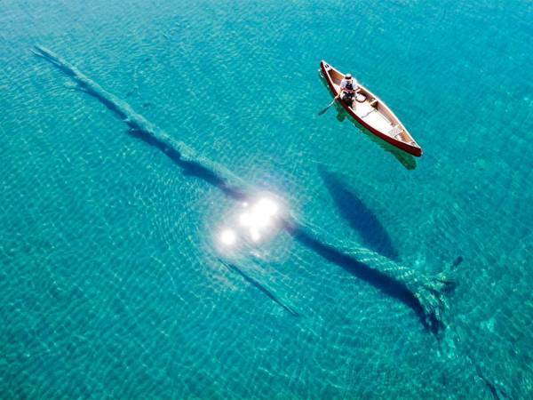 「ここはどこ」「透明度が群を抜いてる」　湖で撮影された１枚に、驚愕の声