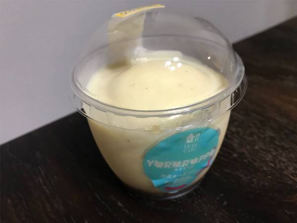 真ん中の丸みは何？　ローソンのプリンにスプーンを入れてみると…