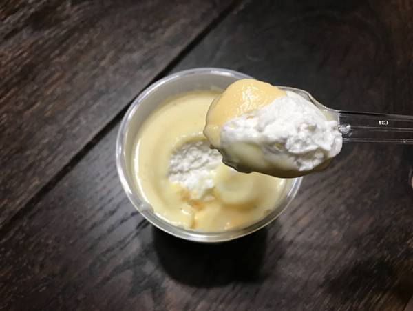 真ん中の丸みは何？　ローソンのプリンにスプーンを入れてみると…