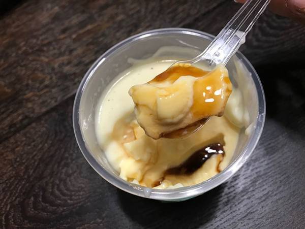 真ん中の丸みは何？　ローソンのプリンにスプーンを入れてみると…