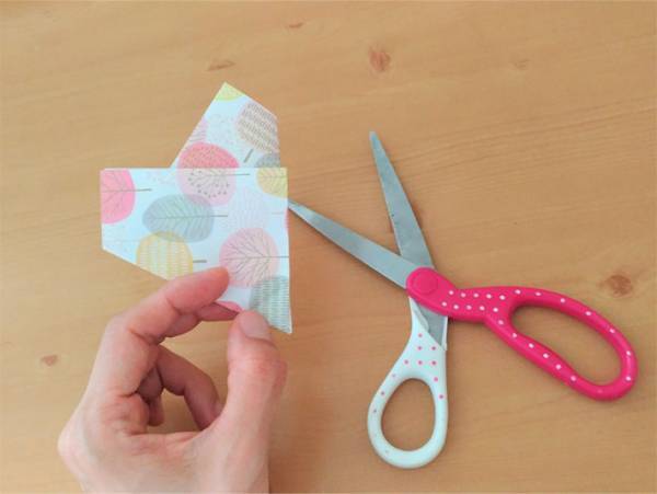 自由研究にも最適！雨降りの日のおうち時間に水の上で折り紙の花を咲かせよう！